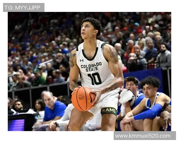 太帅了也！24号秀克利福德突破空中躲开里夫斯拉杆上篮